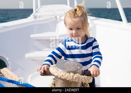 Concepto De Bebe Lindo Bebe Marinero Los Bebes Pequenos Viajes En Barco En El Mar Bebe En Vacaciones De Verano Fotografia De Stock Alamy