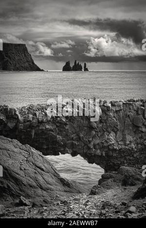 La pequeña península, o promontorio, Dyrholaey (120m) (anteriormente conocido como Cabo Portland por marineros en inglés) está situado en la costa sur de Islandia, no Foto de stock
