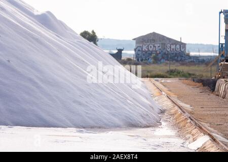Los montículos de sal de mar al lado de las salinas Bras del Port en Santa Pola, España. Foto de stock