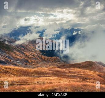 Misty mañana de otoño, cerca del famoso Koruldi lagos. Hermosa escena al aire libre en las montañas del Cáucaso, Superior Svaneti, Georgia, Europa. Estilo artístico Foto de stock