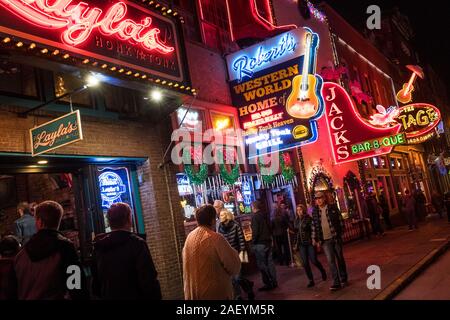 La famosa franja de Broadway de Nashville famosa por sus locales y bares de música en vivo, que se deshacen de los sonidos del país y del oeste durante todo el día. Es un enorme . Foto de stock