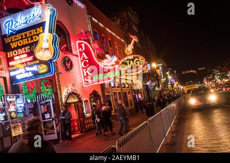 La famosa franja de Broadway de Nashville famosa por sus locales y bares de música en vivo, que se deshacen de los sonidos del país y del oeste durante todo el día. Es un enorme . Foto de stock