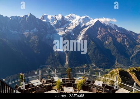 Francia, Alta Saboya, Chamonix Mont Blanc, el Massif des Aiguilles Rouges, vistas panorámicas desde el restaurante Le Panoramic du Brevent magníficas vistas del Mont Bla Foto de stock