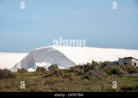 Los montículos de sal de mar al lado de las salinas Bras del Port en Santa Pola, España. Foto de stock