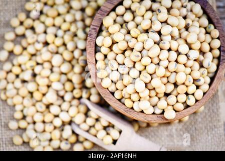 La soya o soja Semillas Grano sobre fondo blanco Fotografía de stock - Alamy