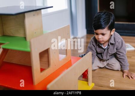 Niño jugando en el preescolar
