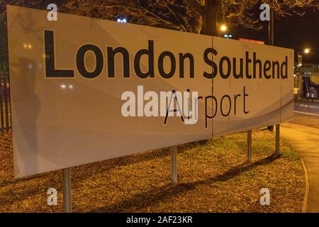 Aeropuerto El aeropuerto de Londres Southend, signo de la noche Foto de stock