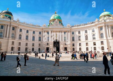 Personas en el Palacio de Hofburg en Michaelerplatz de Viena en Austria Foto de stock