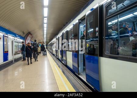 Un tren del metro de Madrid de espera en el andén de la estación Tribunal Foto de stock