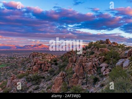 Amanecer temprano fuera de Pinnacle Peak Hiking Trail y Park en el norte de Scottsdale, Arizona. Foto de stock