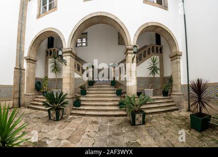 Guimaraes, Portugal - 18 de agosto de 2019: El patio interior de la iglesia de Nossa Senhora do Carmo con pasos Foto de stock