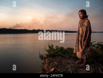 PUERTO MALDONADO, PERÚ - CIRCA SEPTIEMBRE 2019: Retrato de una anciana de la tribu Machiguenga en la Amazonía Peruana. Foto de stock