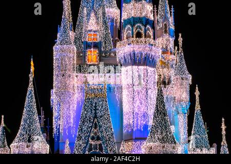 Orlando, Florida. Diciembre 05, 2019 . Vista parcial de Cinderella Castle con decoración de Navidad en Magic Kingdom