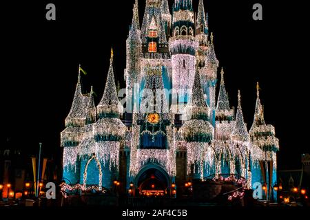 Orlando, Florida. Diciembre 05, 2019 . Vista parcial de Cinderella Castle con decoración de Navidad en Magic Kingdom