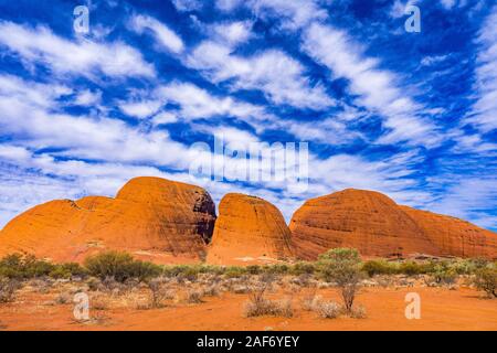 Singulares formaciones nubosas sobre las Olgas, conocida como Kata Tjuta en el outback Australia