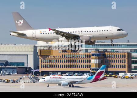 Stuttgart, Alemania - 15 de septiembre de 2019: Sundair avión Airbus A320 en el aeropuerto de Stuttgart (STR) en Alemania. Uso | en todo el mundo Foto de stock