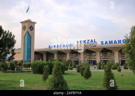 El 25 de septiembre de 2019 - Samarcanda, Uzbekistán: Impresiones de estación de ferrocarril Foto de stock