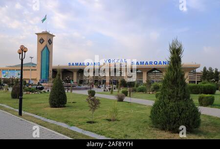 El 25 de septiembre de 2019 - Samarcanda, Uzbekistán: Impresiones de estación de ferrocarril Foto de stock