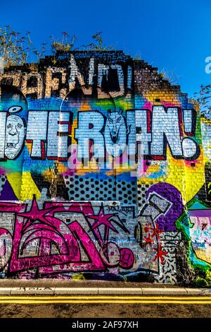 Pared por Pedley Calle Arco cubierto con murales, graffiti y street art, Londres, Reino Unido. Foto de stock