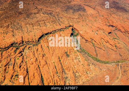 Una alta vista aérea de Kings Canyon y los alrededores de George Gill Ranges en el remoto dentro del territorio del norte de Australia central. Foto de stock