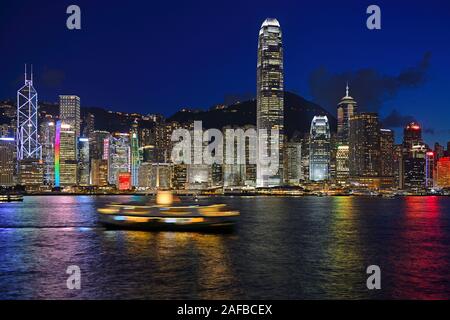 Blick Zur Blauen Stunde von Kowloon auf die Skyline auf Hongkong Isla am Hongkong River, Central, Banco de China mit ganz links und dem Torre IFC rec Foto de stock