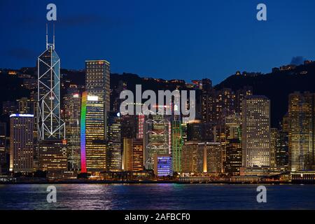 Blick Zur Blauen Stunde von Kowloon auf die Skyline auf Hongkong Isla am Hongkong River, Central, mit ganz vínculos del Banco de China, Hongkong, China Foto de stock