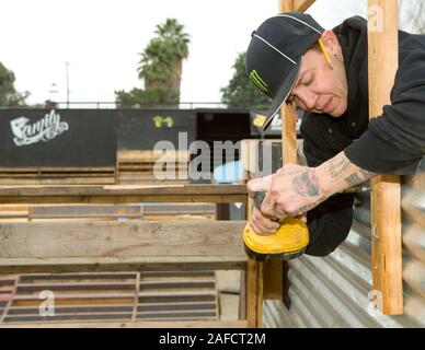BMX Pro rider Rick Thorne retrato en su casa trabajando en su costumbre construido el parque de skate ramp. Foto de stock