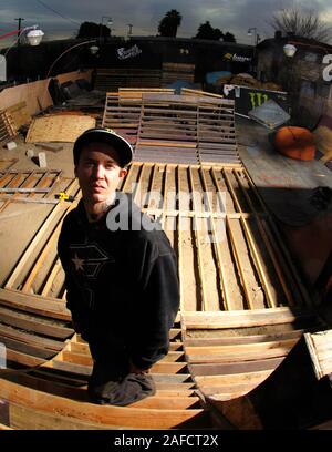 BMX Pro rider Rick Thorne retrato en su casa trabajando en su costumbre construido el parque de skate ramp. Foto de stock