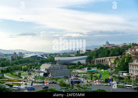 TBILISI, GEORGIA - Junio 02, 2019: la vista superior de la música de concierto en la Sala de Exposiciones del Teatro de Verano parque Rike Tbilisi, Georgia. Ciudad de periscopio, mira Foto de stock