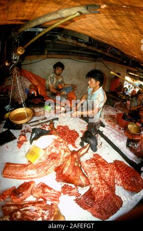 Mercado en la aldea Tomohon cerca de Manado, Sulawesi del Norte, Indonesia. Aquí podemos ver cómo la gente local comercial con carne. Nota El perro cortar en h Foto de stock