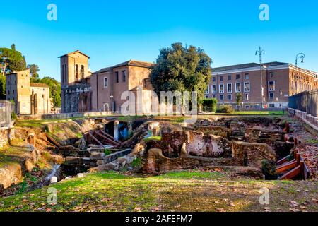 Los restos del "Ghettarello" , el segundo gueto judío de Roma en la Piazza di Monte Savello, Roma, Italia Foto de stock