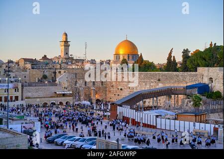 Jerusalén, Israel. La cúpula de la roca, el monte del templo y el muro de las lamentaciones al atardecer