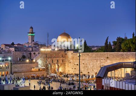 Jerusalén, Israel. La cúpula de la roca, el monte del templo y el muro de las lamentaciones al atardecer