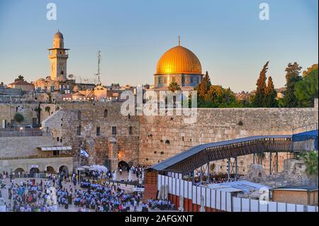 Jerusalén, Israel. La cúpula de la roca, el monte del templo y el muro de las lamentaciones al atardecer