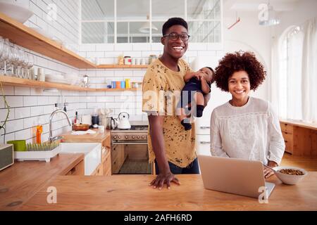 Retrato de familia ocupado en la cocina en el desayuno con el Padre cuida de su hijo Foto de stock