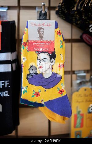 Frida Kahlo calcetines para la venta en la Librería Strand en Broadway en el Bajo Manhattan, Ciudad de Nueva York Fotografía stock -