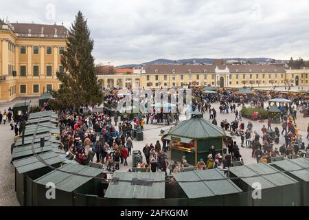 Viena, Austria; mercados de Navidad - vista de los puestos al palacio de Schonbrunn, Viena Austria Europa