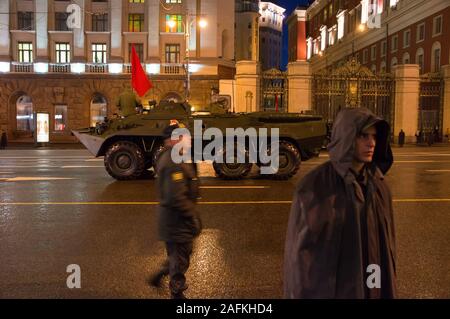 BTR-80 vehículos militares rusos, las calles de Moscú por la noche, desfile militar, Rusia Foto de stock
