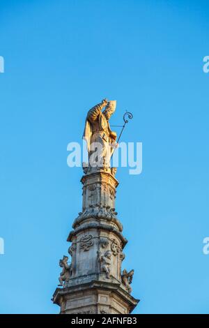 Estatua de San Oronzo (Saint Orontius) en una columna en Ostuni Plaza en el casco antiguo de Ostuni, en luz del atardecer