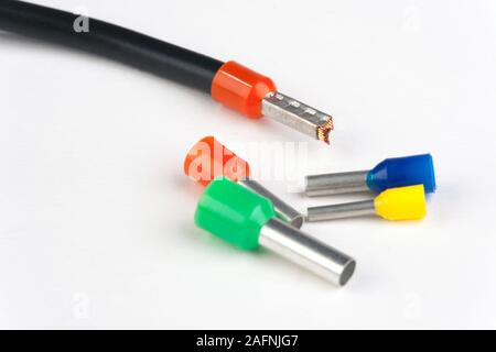 https://l450v.alamy.com/450ves/2afnjg7/punteras-huecas-para-crimpar-en-cables-electricos-2afnjg7.jpg