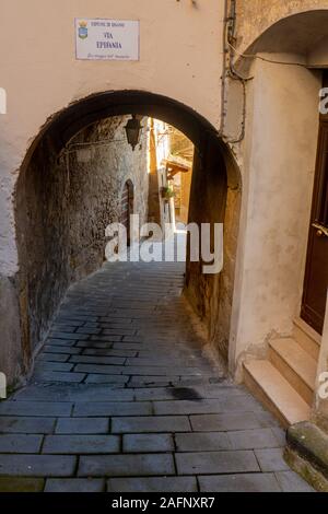 Las calles y edificios de Onano en Lazio, Italia