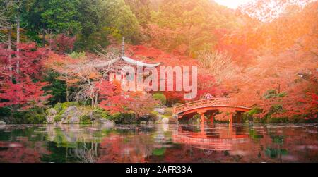 Las mujeres jóvenes vistiendo un kimono en Daigo-ji con coloridos arces en otoño, Daigo-ji es famoso en colores del otoño las hojas, Kyoto, Japón. Foto de stock