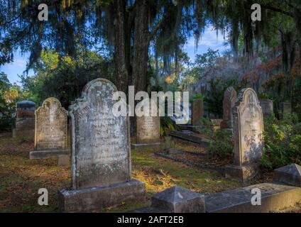 Buenaventura cementerio es un cementerio rural situado en un pintoresco acantilado del río de Wilmington, en el este de Savannah, Georgia. Foto de stock