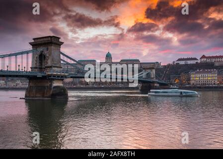 Budapest, el Puente de la cadena y el castillo en la colina de Buda Foto de stock