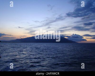 La volcánica isla de Mindoro, parte del archipiélago filipino, visto desde el mar Foto de stock