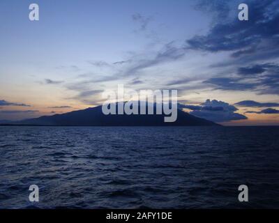 La volcánica isla de Mindoro, parte del archipiélago filipino, visto desde el mar Foto de stock