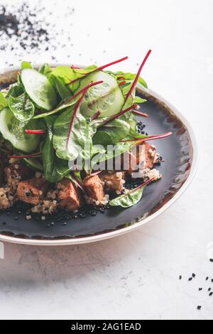 Vegan verde tofu marinado poke bowl con bebé acelga, pepino y quinoa, a base de vegetales plato gourmet. Foto de stock