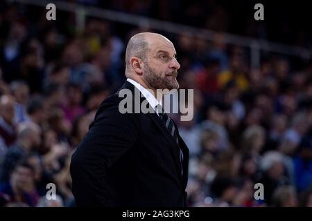 Asvel manager, Zvendan Mitrovic reacciona en la Euroliga de baloncesto durante el partido entre Barcelona y ASVEL en el Camp Nou, Barcelona, España, el 17 de diciembre de 2019. FLORENCIA TAN JUN/España Foto de stock