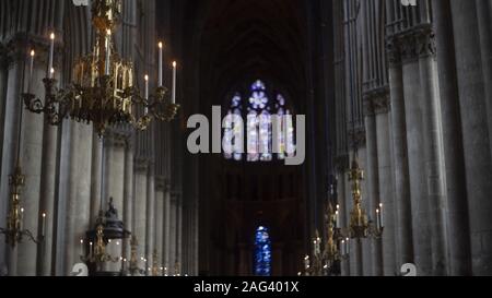 Hermosa foto del interior de una iglesia con iluminación velas y columnas de hormigón Foto de stock