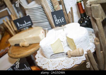 Primer plano de diferentes tipos de queso en una tienda Foto de stock